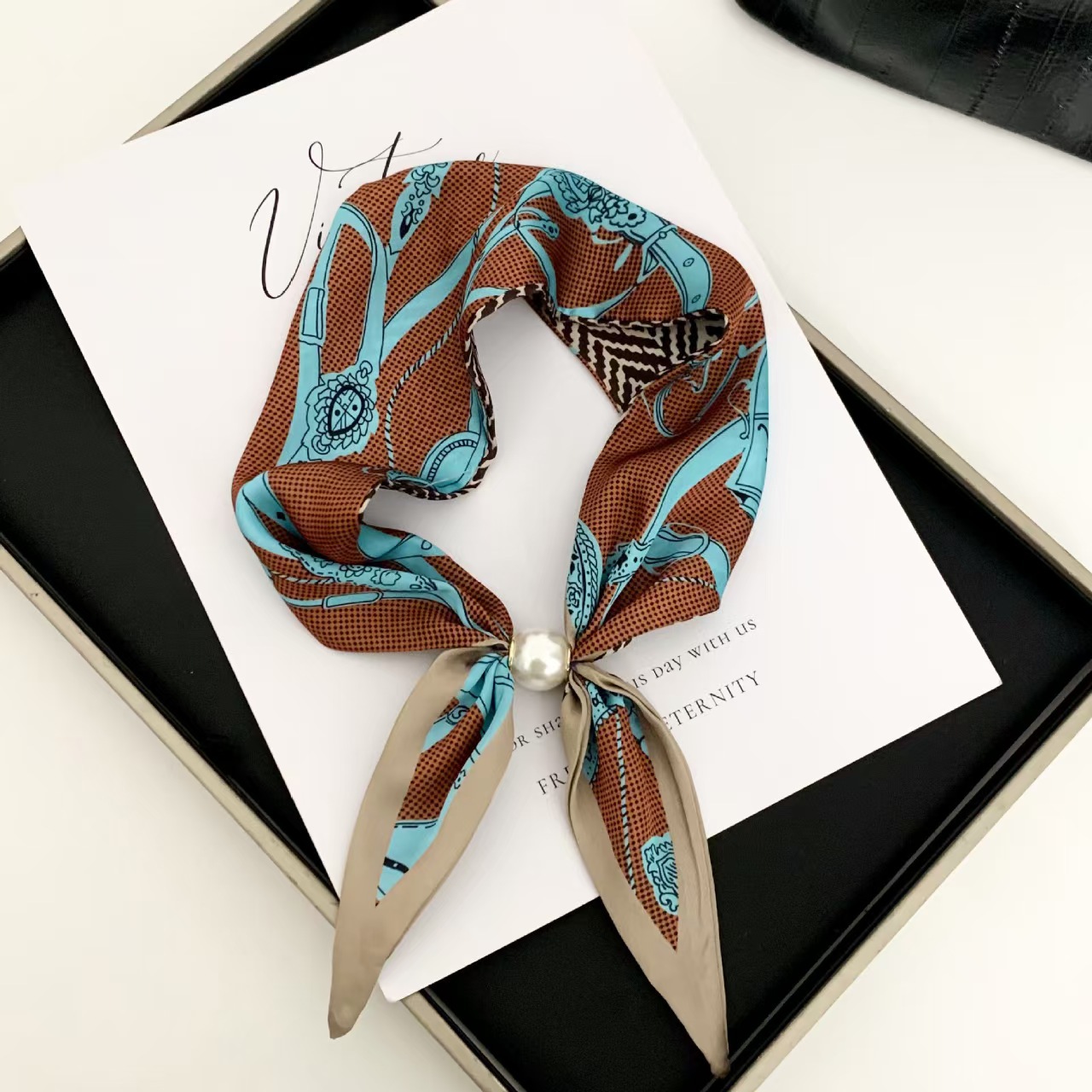 Elegancki szal z perłami w sty – Face Scarf Mask recenzja i cena