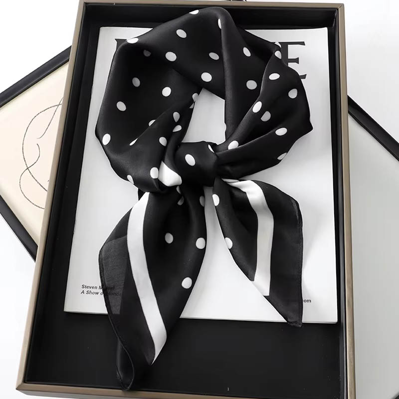 Luksusowa apaszka damska z jed – Scarf Silk Square recenzja i cena