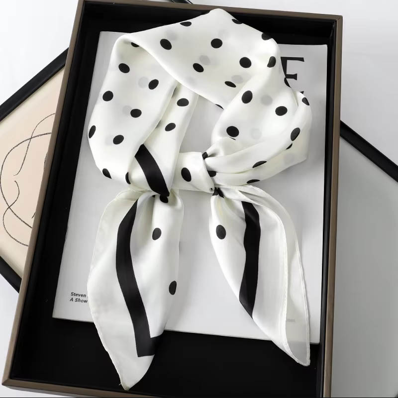 Luksusowa apaszka damska z jed – Scarf Silk Square recenzja i cena